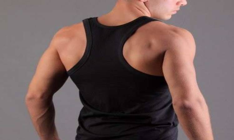 أمين الفتوى: يجوز الصلاة بالفانلة الحمالات