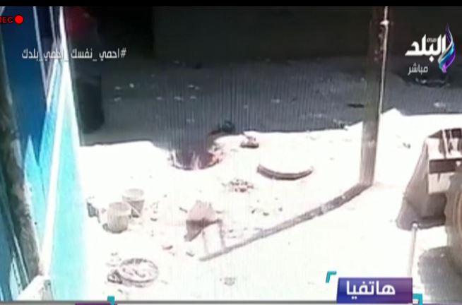 طفل يسقط داخل بلاعة 