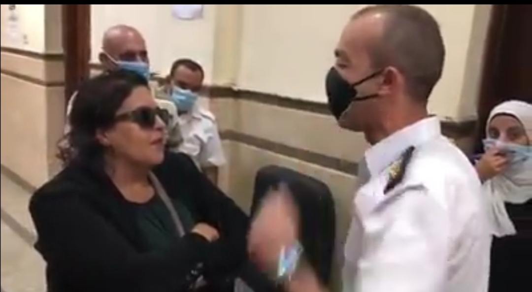 سيدة تعتدى على ظابط 