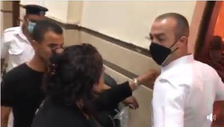 سيدة تتعدى على ضابط