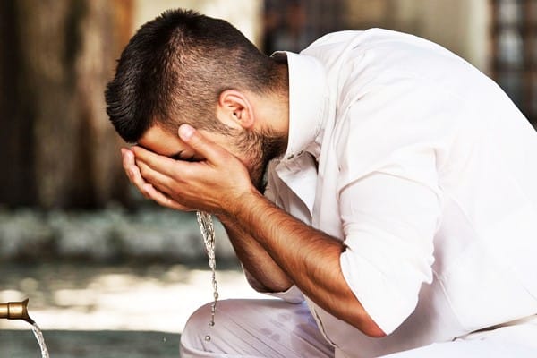 ما حكم من توضأ ناسيا مسح رأسه