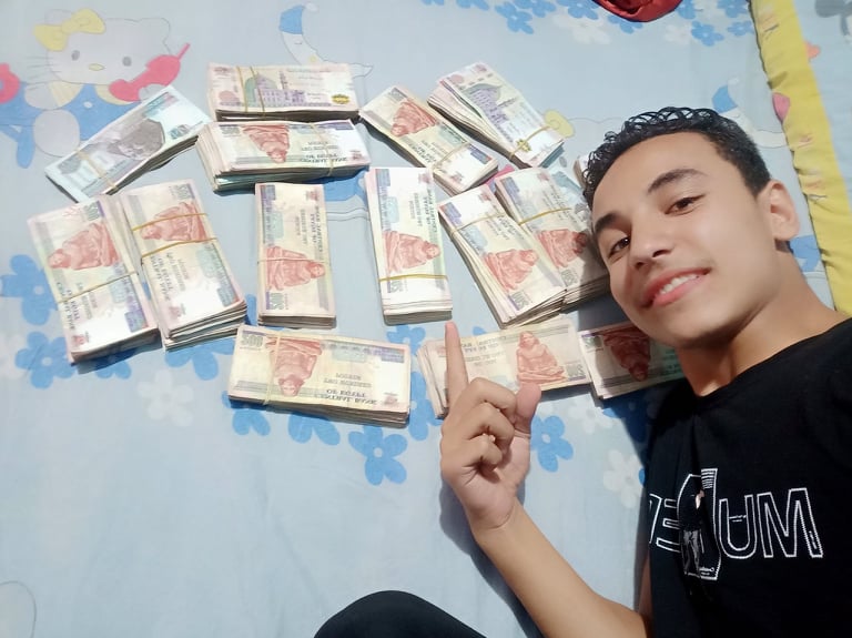 يوسف جمال وهدية نجاحه من خاله