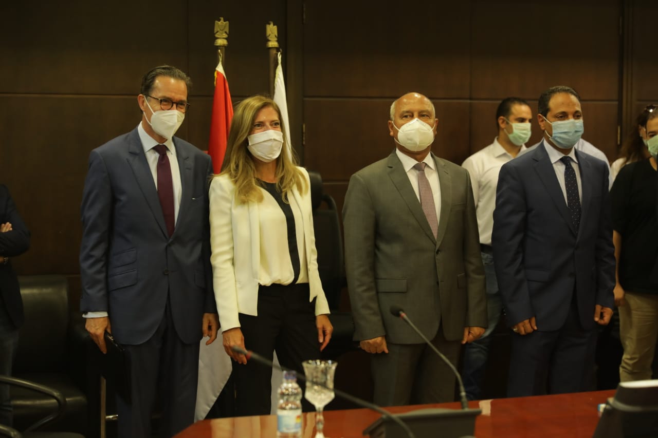 وزير النقل خلال حفل التوقيع