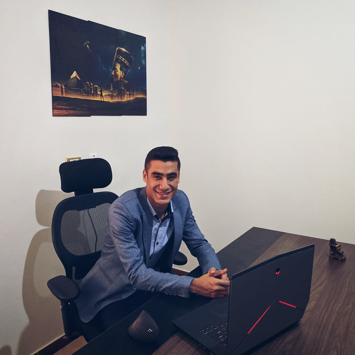 الكاتب حسام نوح 
