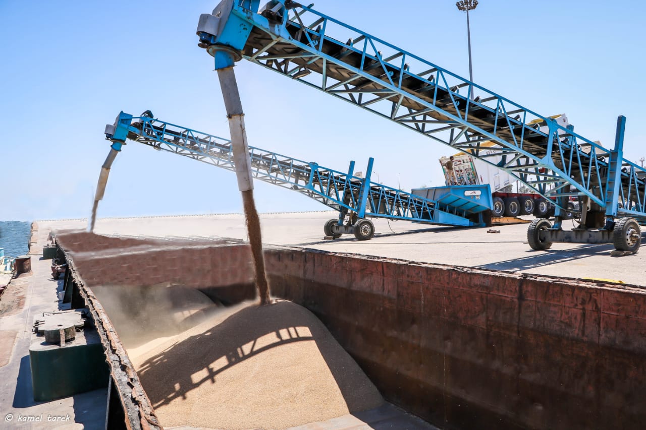  نقل القمح عبر نهر النيل 