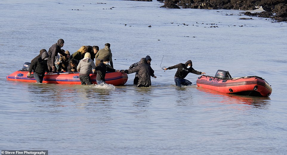 مهاجرون يصلون شاطئ دوفر في كنت بعد عبور القناة الإنجليزية