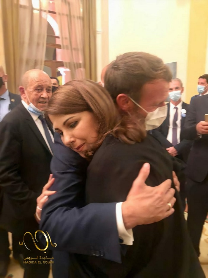 عناق بين ماجدة الرومي والرئيس الفرنسي