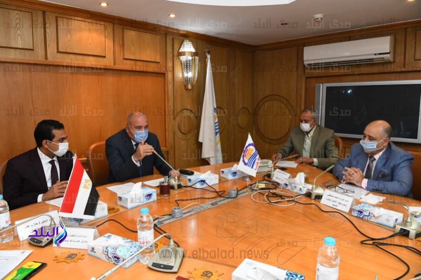 محافظ قنا يجتمع بمديري المراكز التكنولوجية 