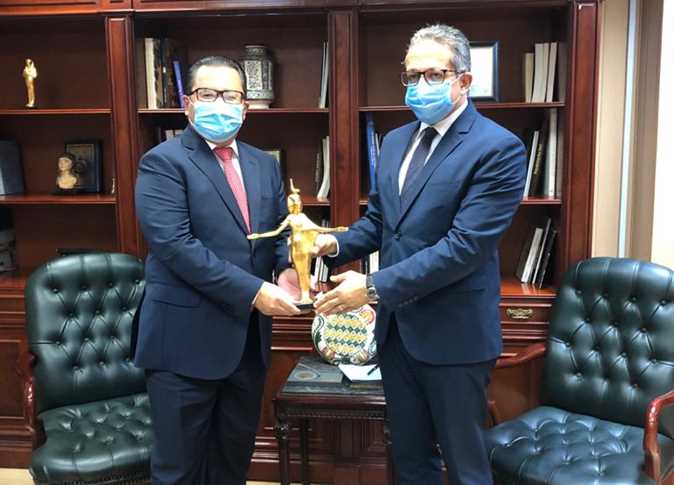 سفير كازاخستان بالقاهرة يودّع وزير السياحة والآثار