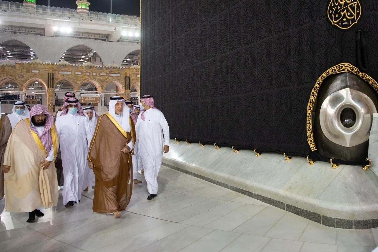 الفيصل يغسل الكعبة المشرفة