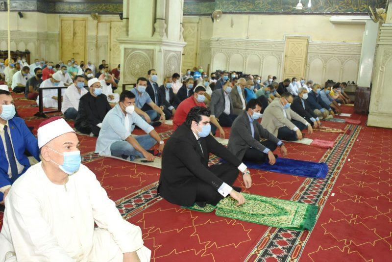 وزير الشباب ومحافظ الشرقية يشهدان صلاة الجمعة بمسجد الفتح