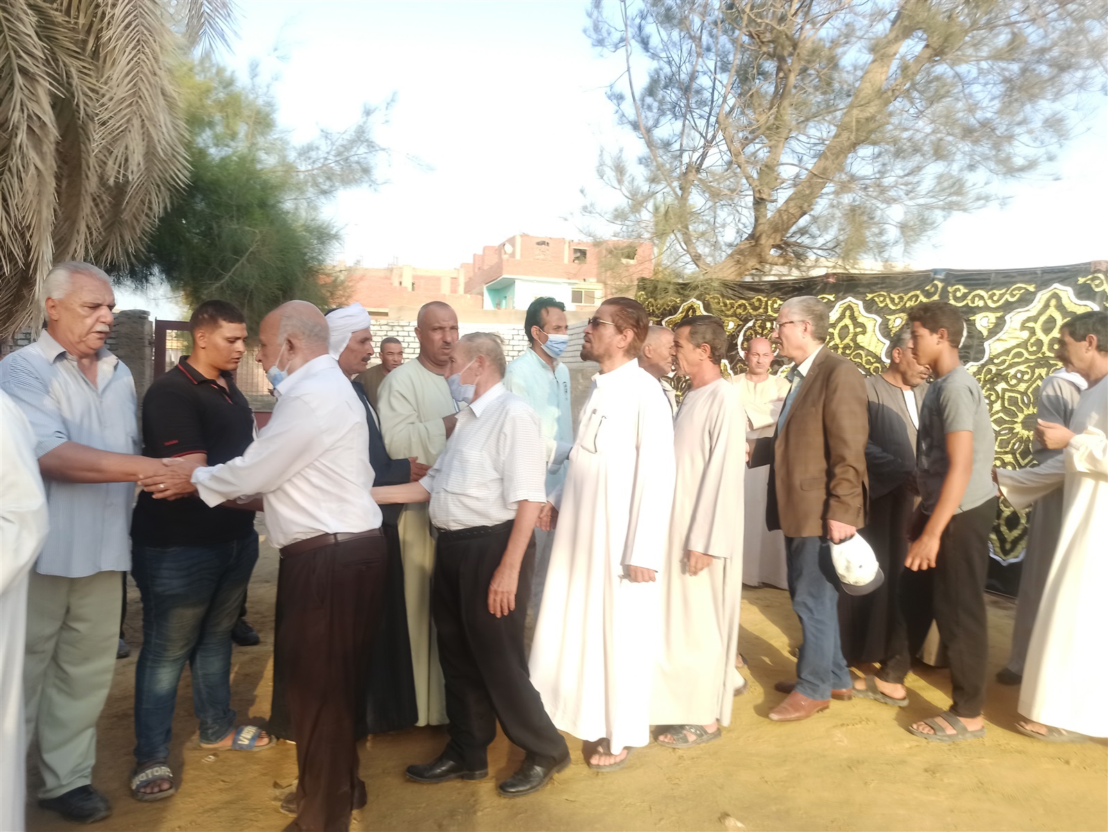 شقيق الدكتور يوسف والى يتلقى العزاء على المقابر