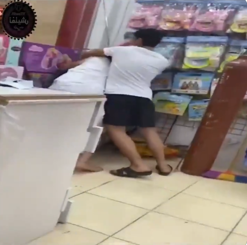 لحظة اعتداء كويتيون على مصري أثناء عمله