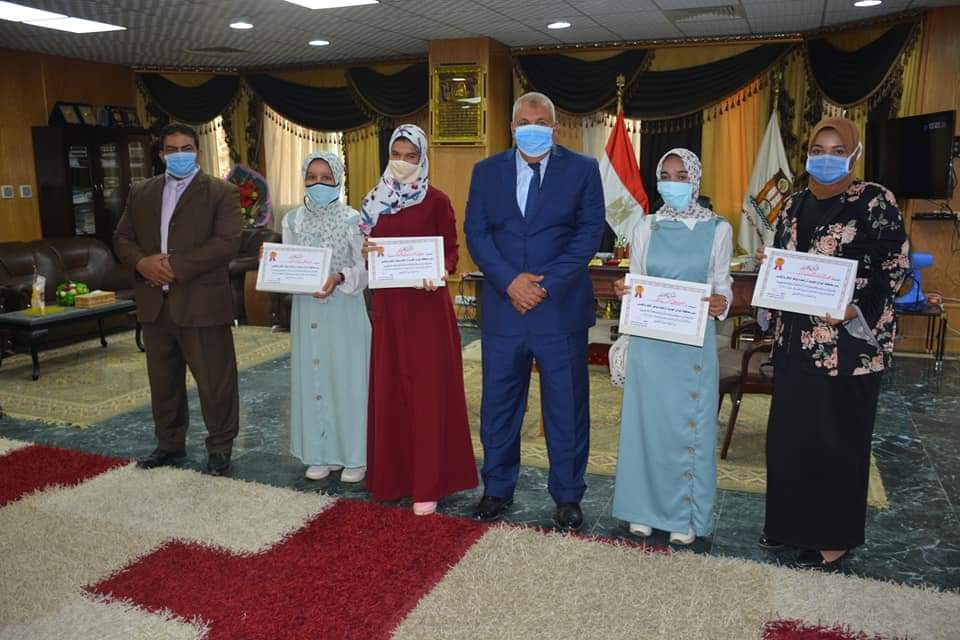 محافظ الوادي الجديد يكريم أوائل الدبلومات الفنية