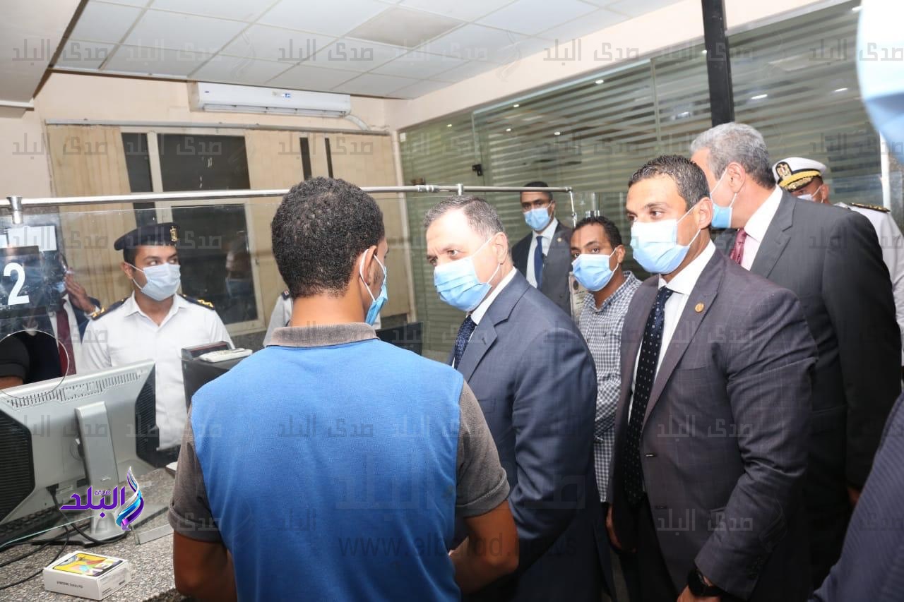 وزير الداخلية يلتقى عدد من المواطنين 