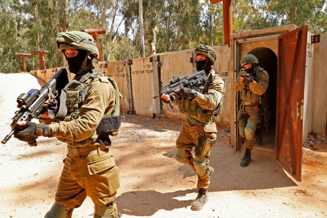 بينهم قيادات في حماس.. إسرائيل تعتقل 50 فلسطيني