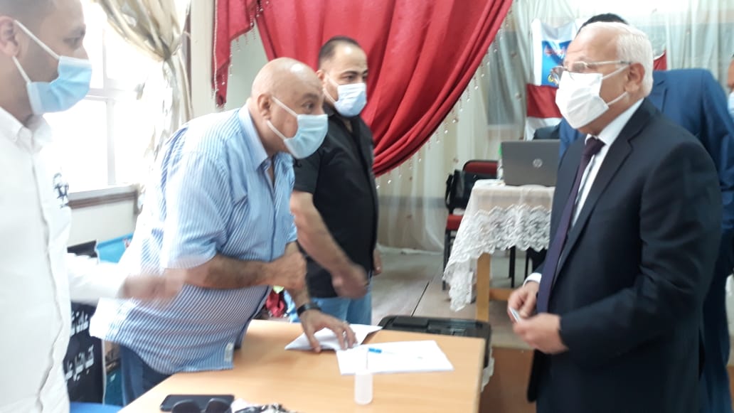 محافظ بورسعيد يدلي بصوته 