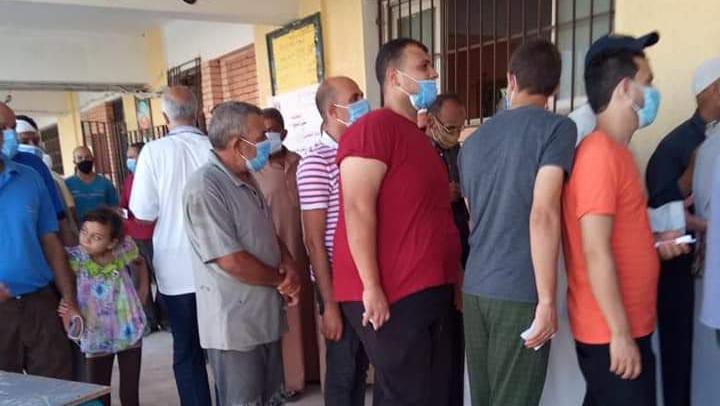 إقبال الناخبين للتصويت في جولة الاعادة لانتخابات مجلس الشيوخ