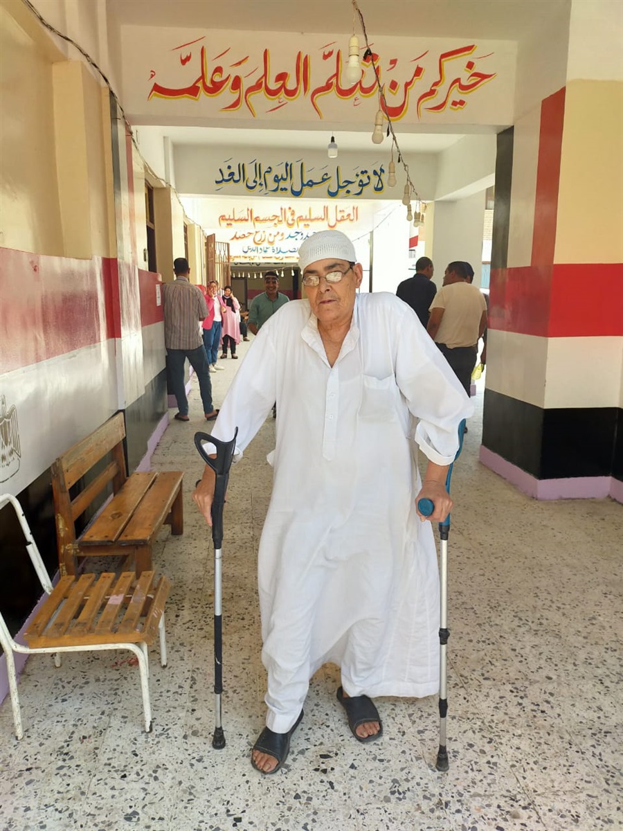 احد كبار السن يدلي بصوته في انتخابات مجلس الشيوخ  احد كبار السن يدلي بصوته في انتخابات مجلس الشيوخ