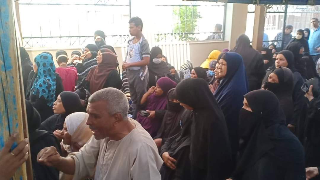 إقبال الناخبين للتصويت في جولة الاعادة لانتخابات مجلس الشيوخ