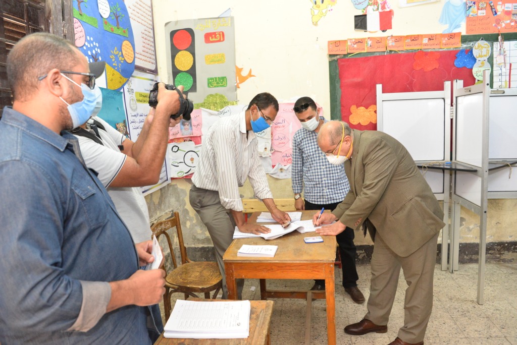 رئيس جامعة أسيوط يدلي بصوته 