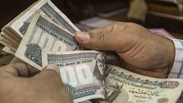 هل يجوز للمرأة إعطاء زكاة المال لزوجها الفقير