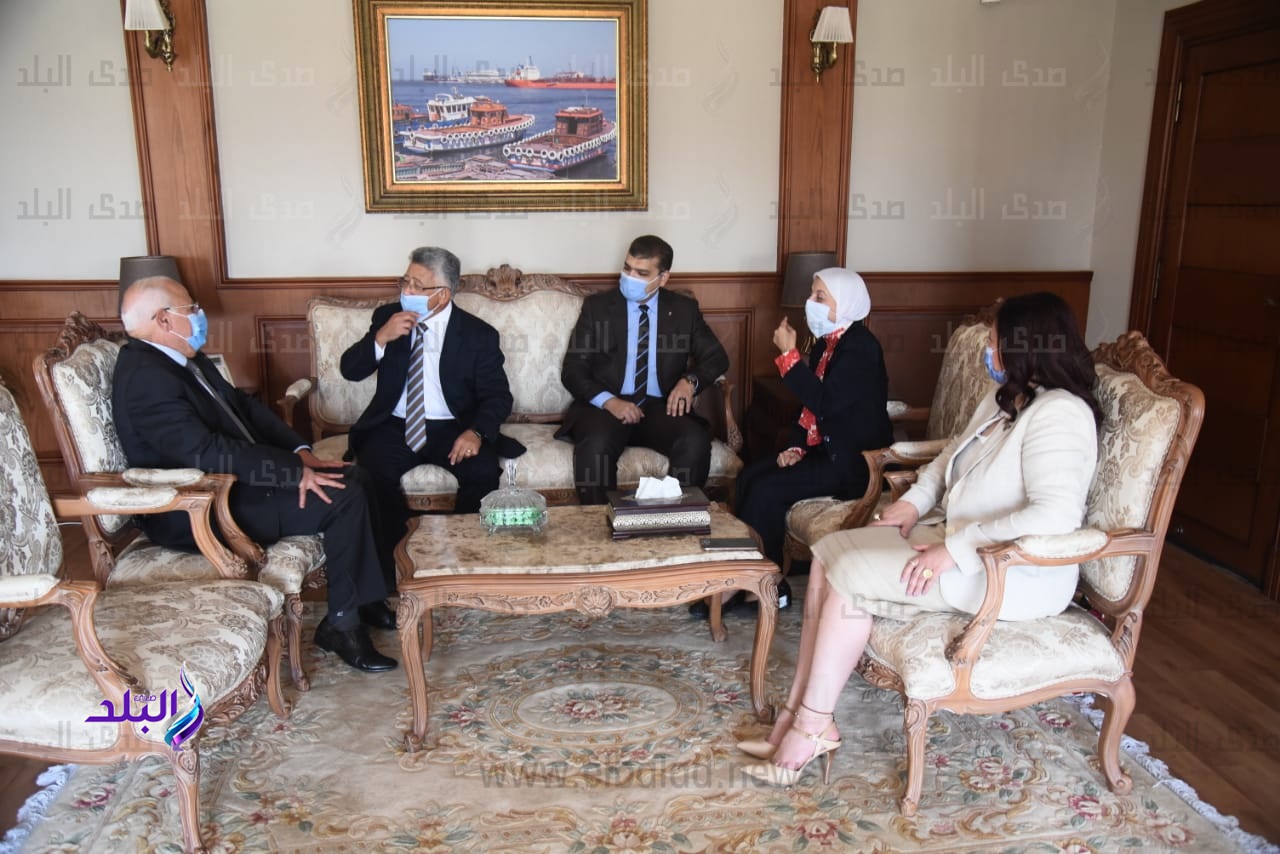 محافظ بورسعيد يستقبل وفد من هيئة الرعاية الصحية