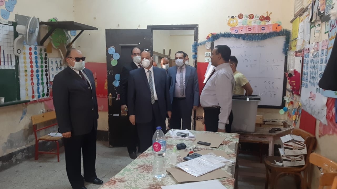 رئيس لجنة الانتخابات بأسيوط يتفقد عدد من اللجان