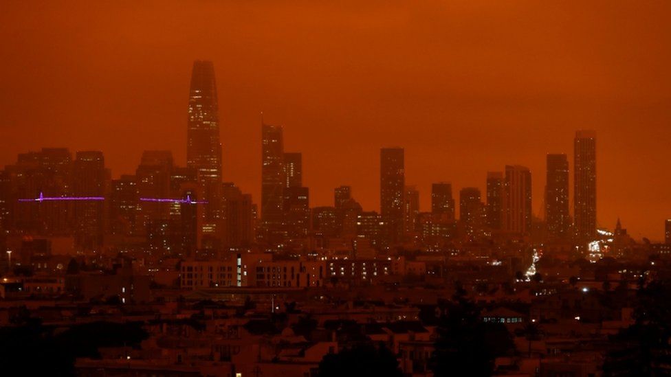 سماء كاليفورنيا باللون البرتقالي
