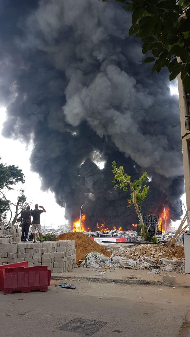 أول تعليق من مدير عام مرفأ بيروت على اندلاع الحريق الهائل