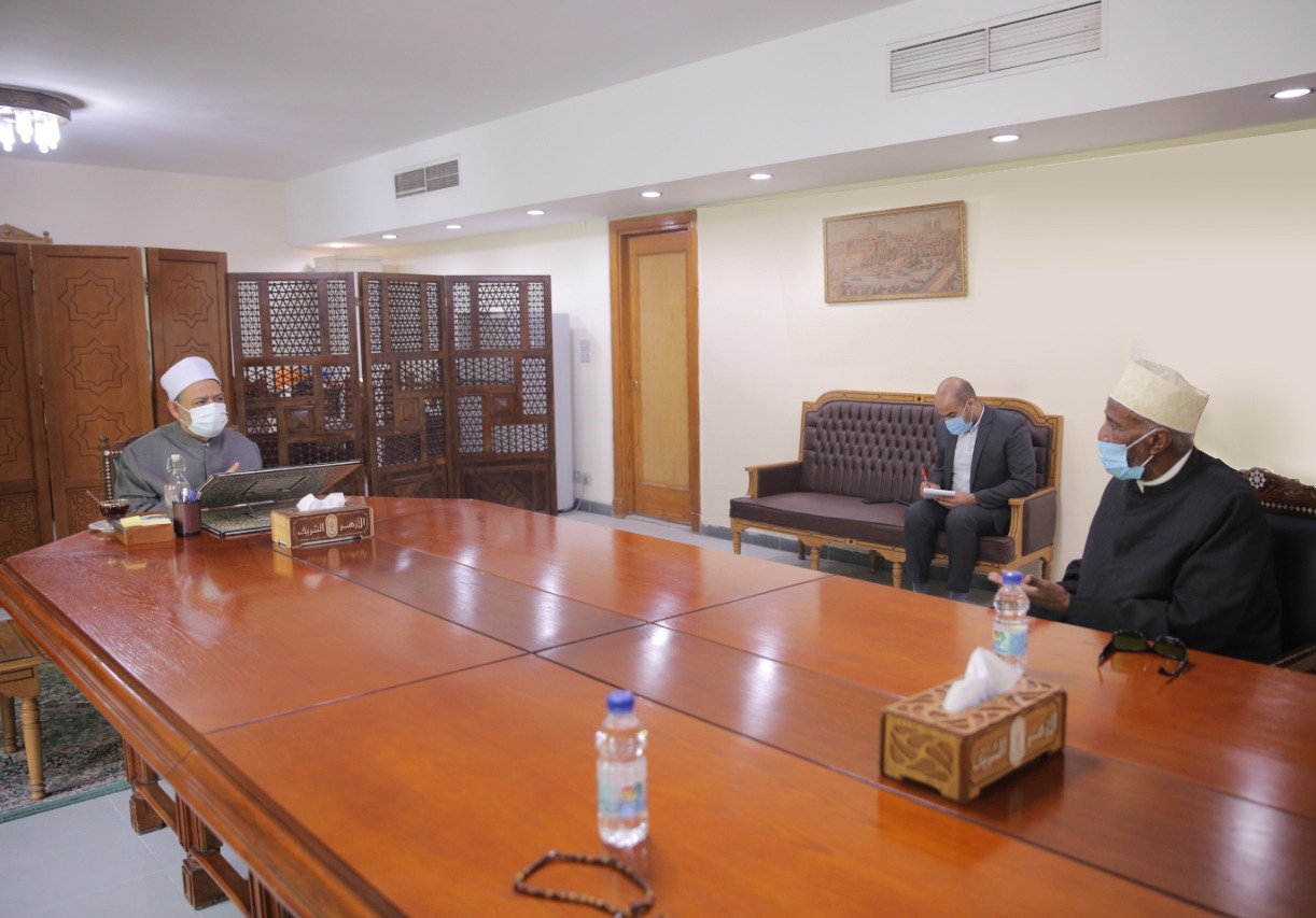 شيخ الأزهر يستقبل رئيس المجلس الأعلى لكبار علماء الصومال