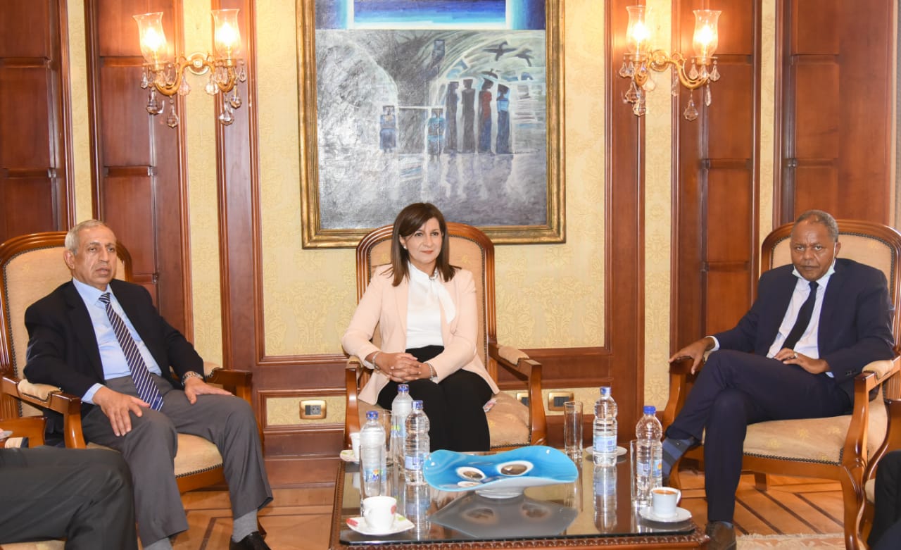 وزيرة الهجرة 