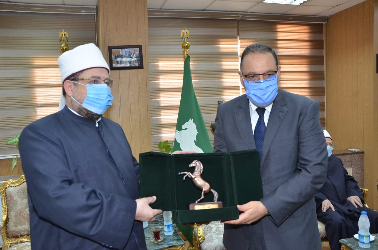 محافظ الشرقية يهدي درع المحافظة لوزير الأوقاف