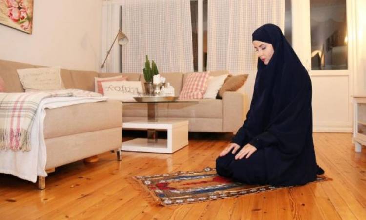 هل تبطل صلاة المرأة إذا رآها رجل
