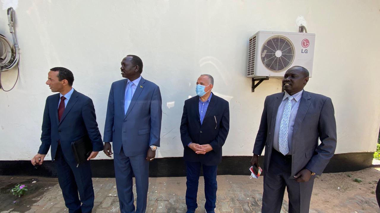 وزير الرى المصرى مع وزير الاستثمار الجنوب سودانى