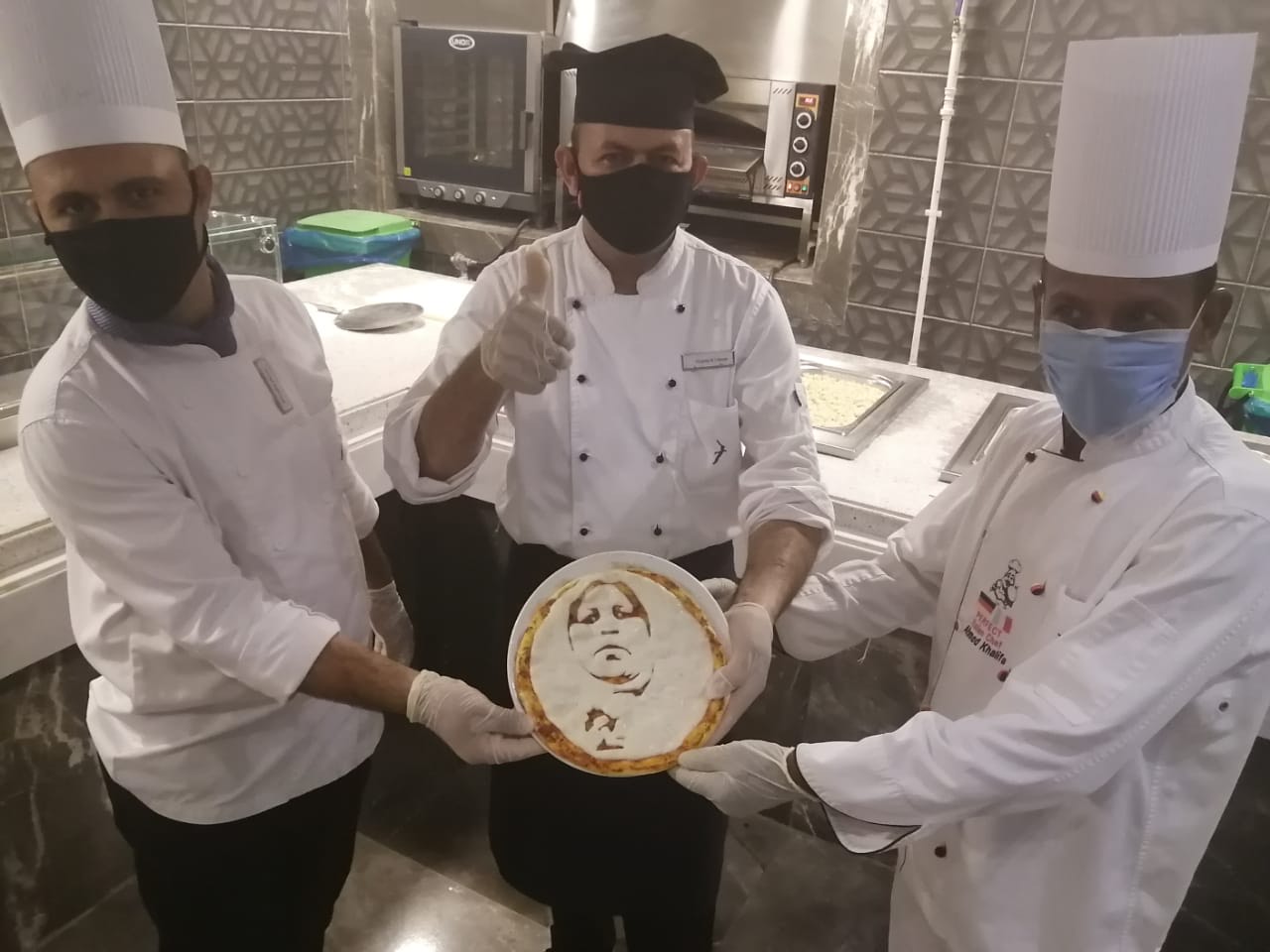 . شيف المشاهير بالغردقة يصنع بيتزا بصورة سيدة القطار