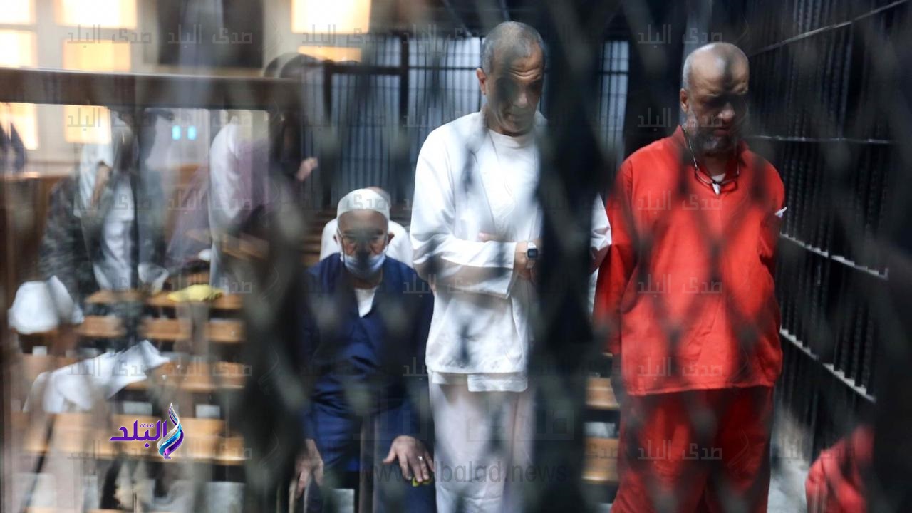 قيادات الاخوان داخل قفص الاتهام