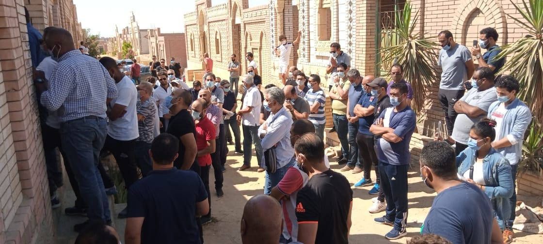 وصول جثمان عزمي مجاهد إلى مقابر العائلة بـ 6 أكتوبر
