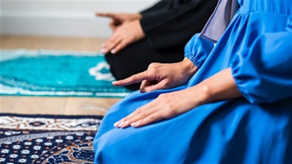 حكم صلاة المرأة بالبنطلون الضيق 