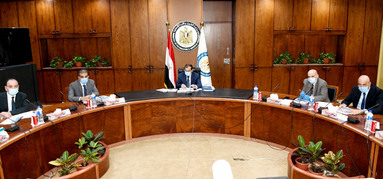 وزير البترول خلال الاجتماع