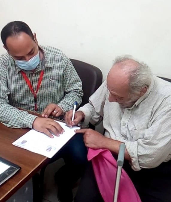 المساعدات المقدمة لكبار السن بمصلحة الجوازات