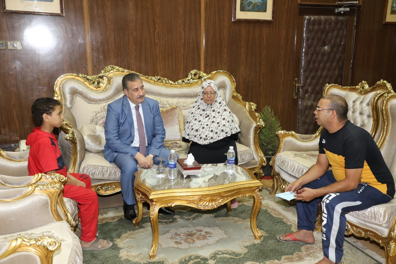 محافظ المنوفية يلتقي احدى الحالات الإنسانية 