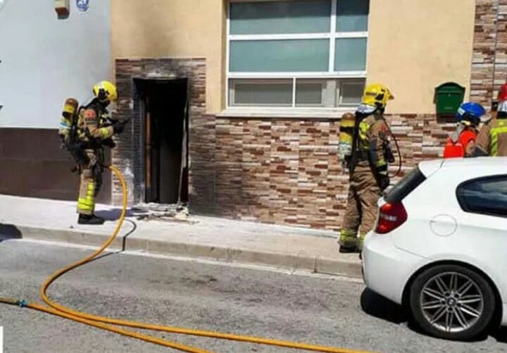 مجهولون يضرمون النيران في أحد المساجد ببرشلونة مجهولون يضرمون النيران في أحد المساجد ببرشلونة