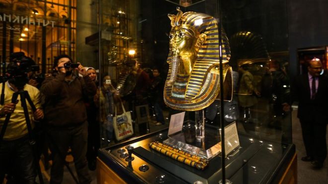 خلال عرض مقتنيات توت عنخ آمون خارج مصر