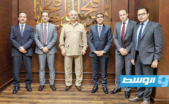 رئِيس وأعضاء اللجنة المصرية مع المشير حفتر