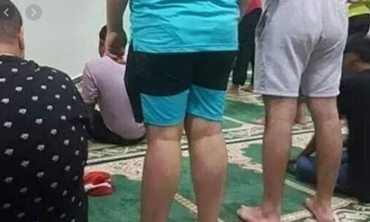 حكم الصلاة بالفانلة الحمالات والشورت.. الأزهر للفتوى يجيب