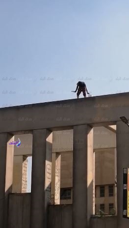 شخص يلقي زجاجات مياه على السيارات