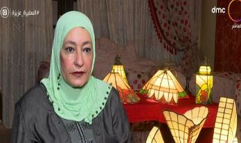 سيدة تتحدى الإعاقة و تبدع في الرسم على الزجاج المعشف