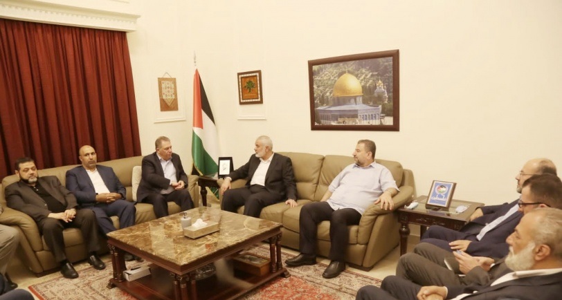 هنية يزور سفارة فلسطين في بيروت