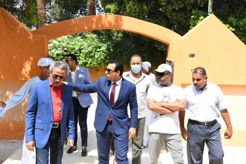 نائب محافظ قنا يتفقد أعمال تطوير الوحدة الصحية بدندرة